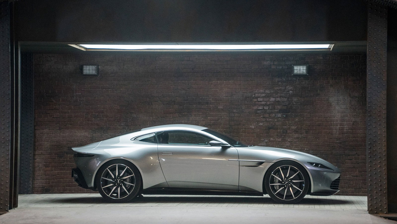 Which Spectre Car Is Cooler? Aston Martin DB10 Or Jaguar C-X75