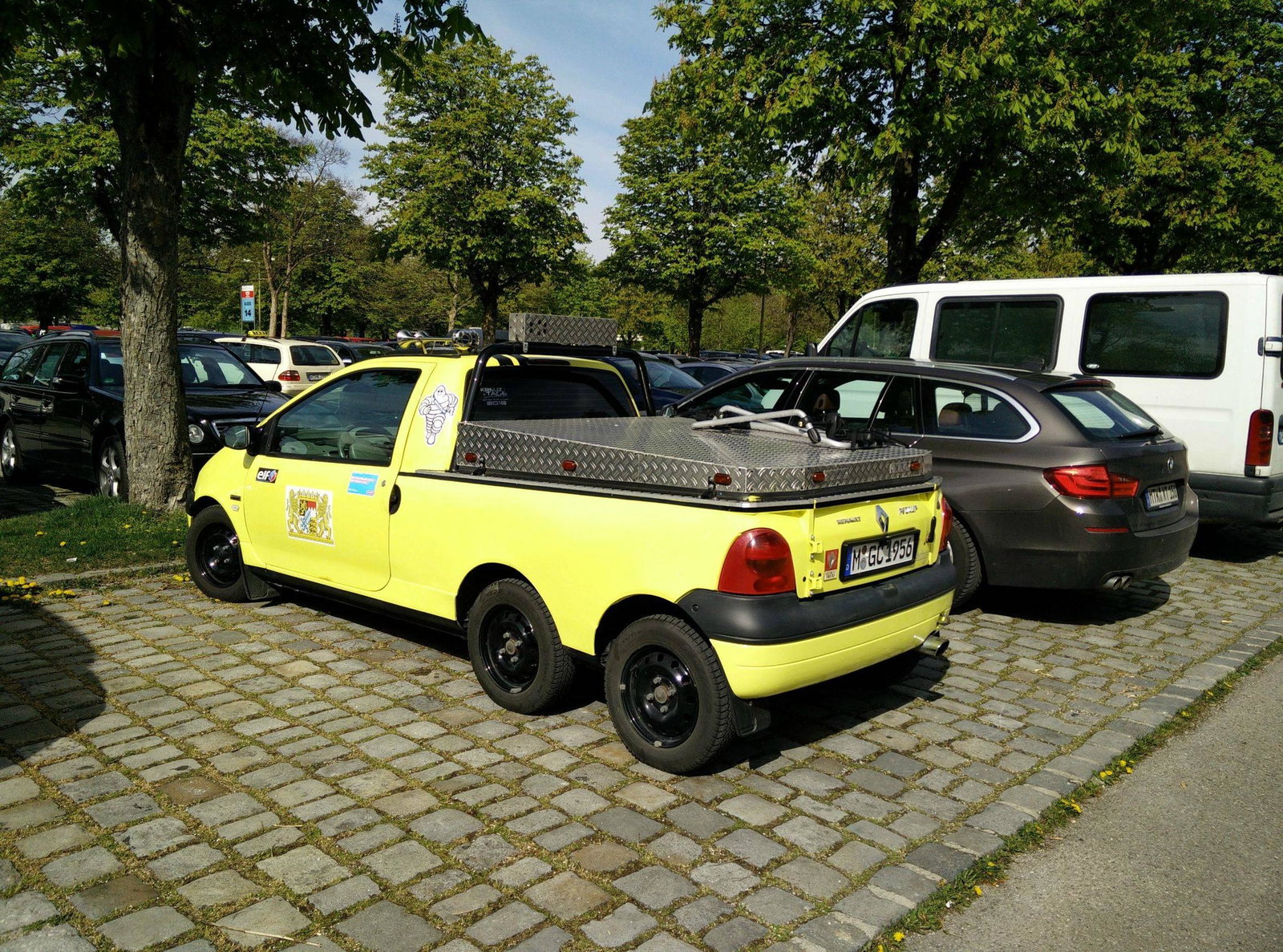 Forget Mercedes, This Renault Twingo 6x6 Is Where It's At 