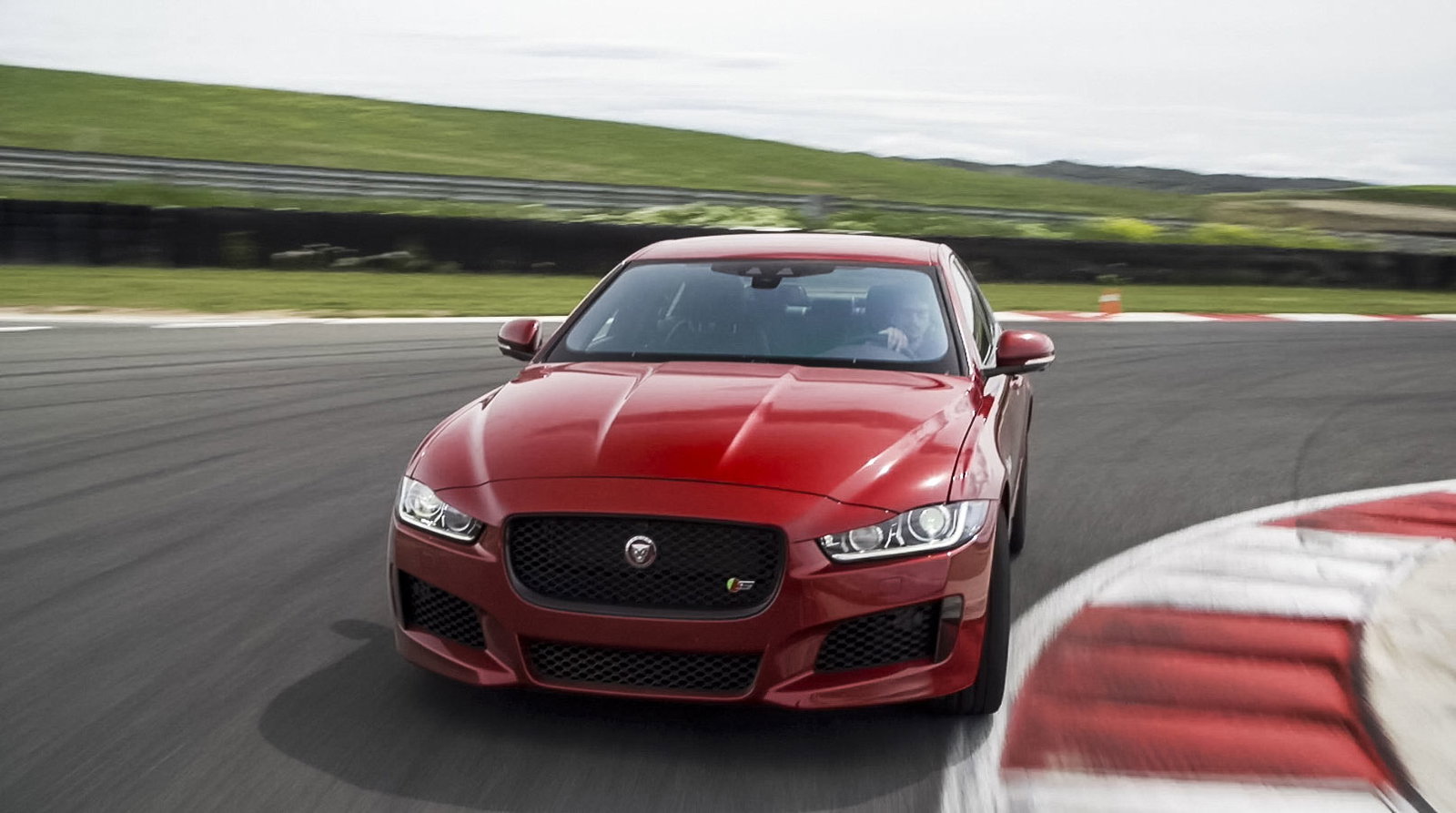 The Jag XE's eight-speed box may only be a single-clutcher, but it's a ruddy impressive thing