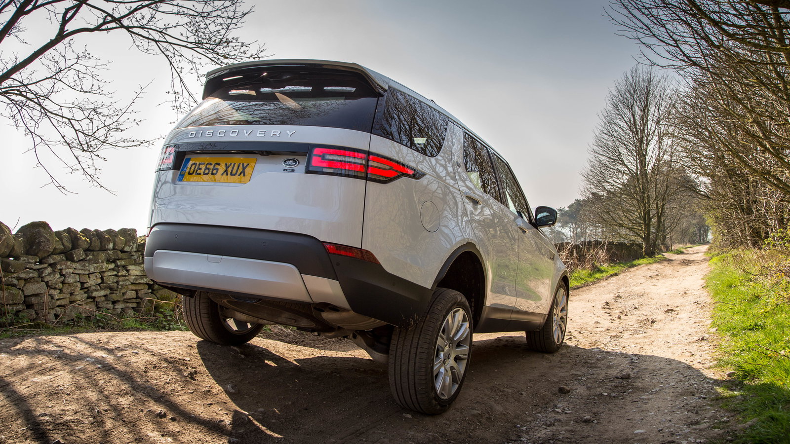 LR Design Boss Blames 'Wrong' Number Plates For Discovery's Odd Rear
