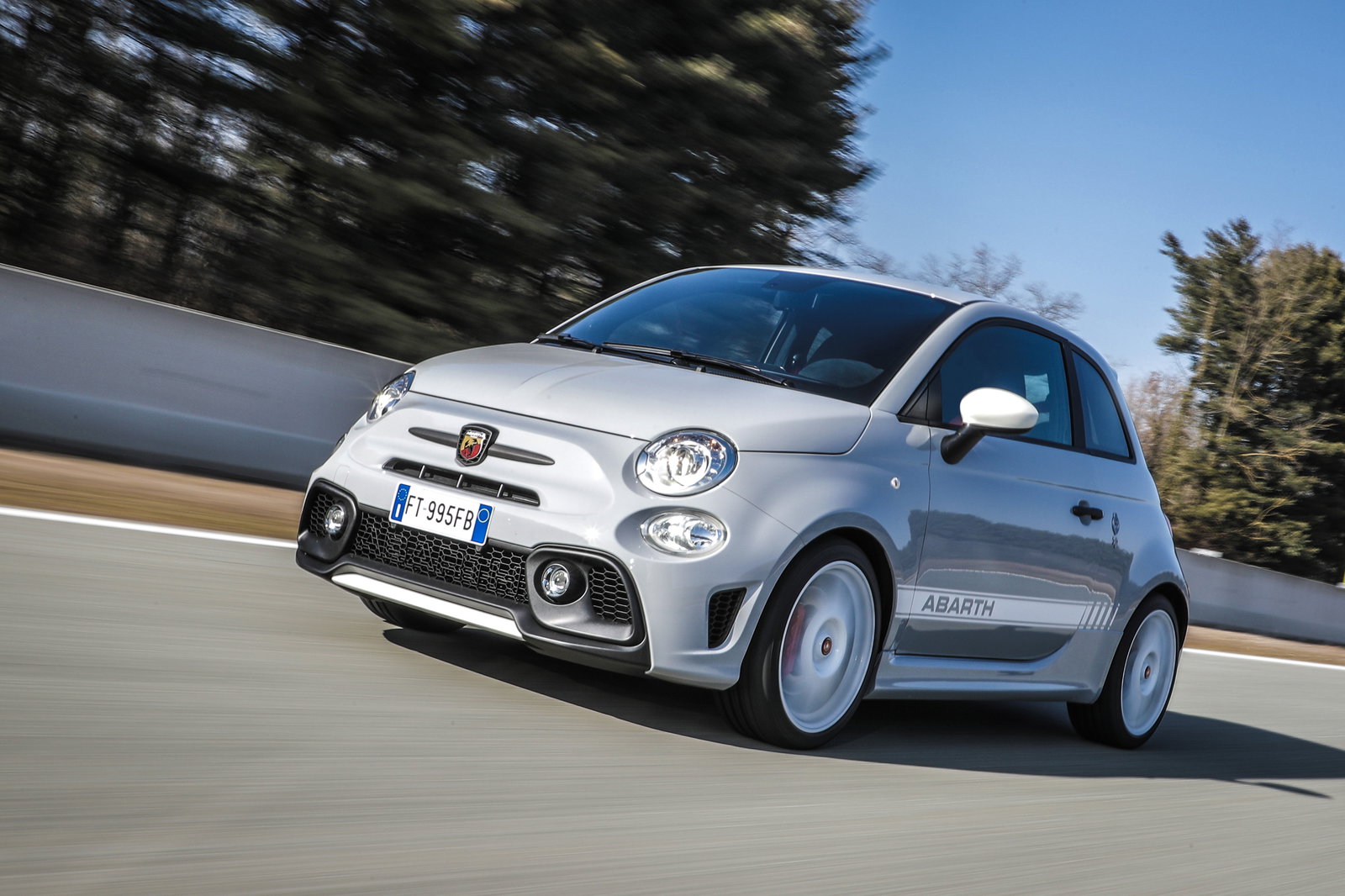 Abarth 595 Essesse Review: A Weirdly Alluring Ergonomic Disaster
