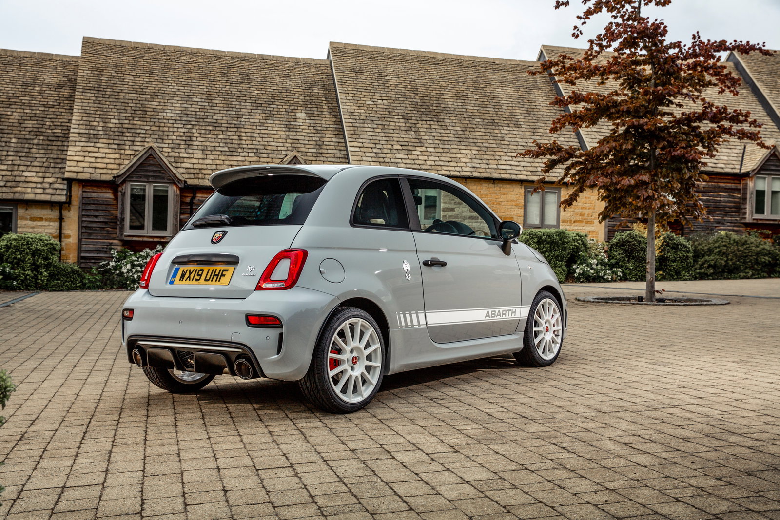 Abarth 595 Essesse Review: A Weirdly Alluring Ergonomic Disaster