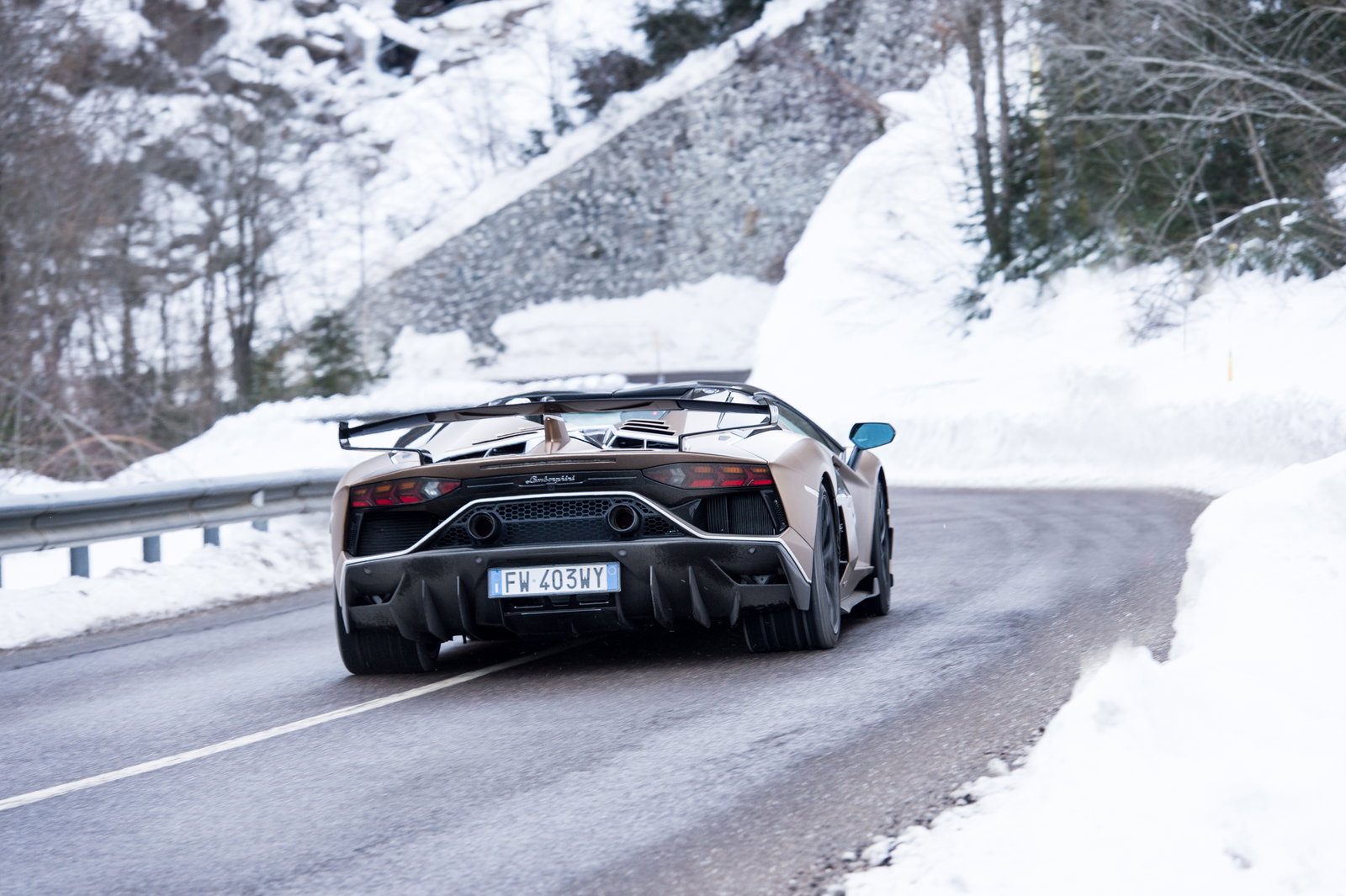 Lamborghini Aventador SVJ Vs Winter
