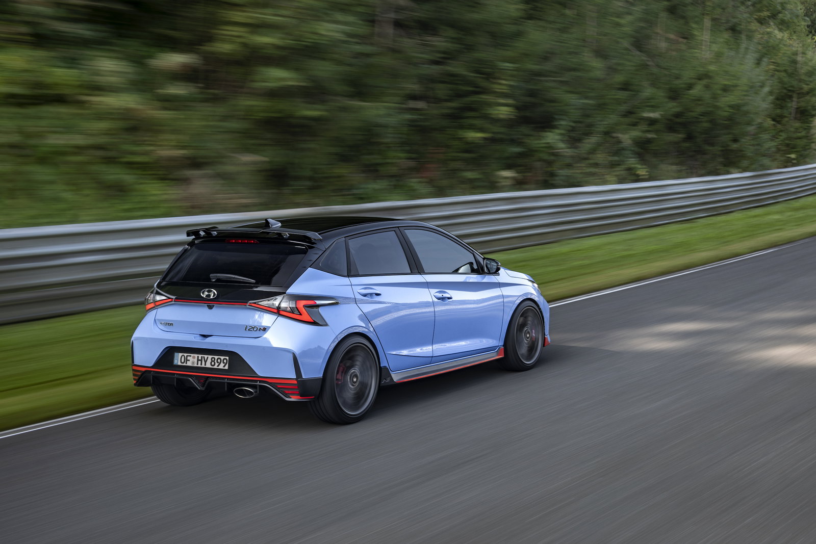 What Works Best In Snow: RWD And Winter Tyres, Or 4WD And All-Seasons?