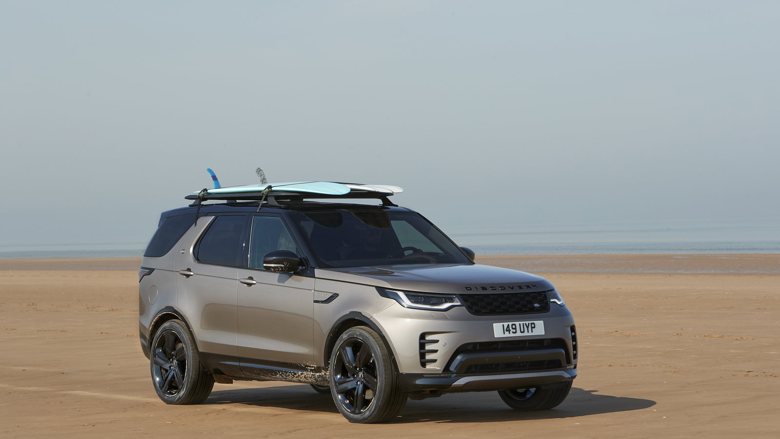 Sorry, The Facelifted Land Rover Discovery Still Has An Offset Number Plate