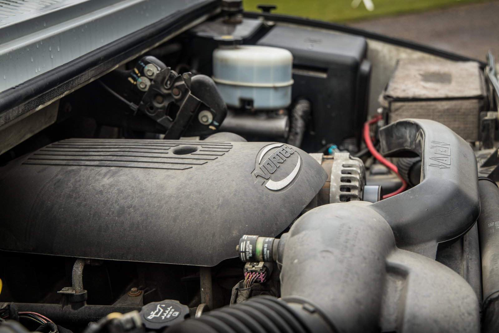 To get this view, you first need to remove the H2's big rubber bonnet straps