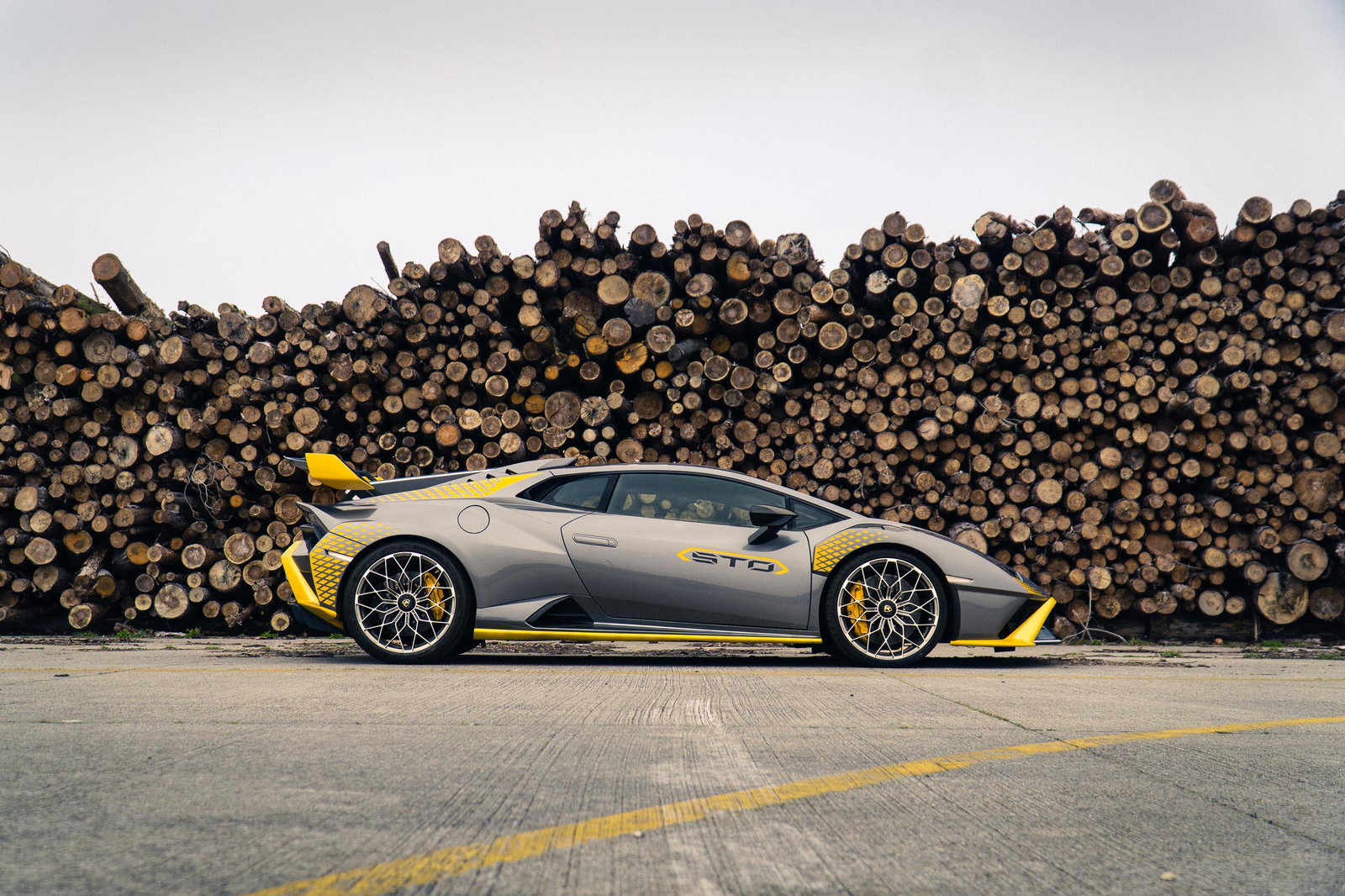 The Lamborghini Huracan STO Is A Noisy, Mildly Terrifying Tribute To Combustion