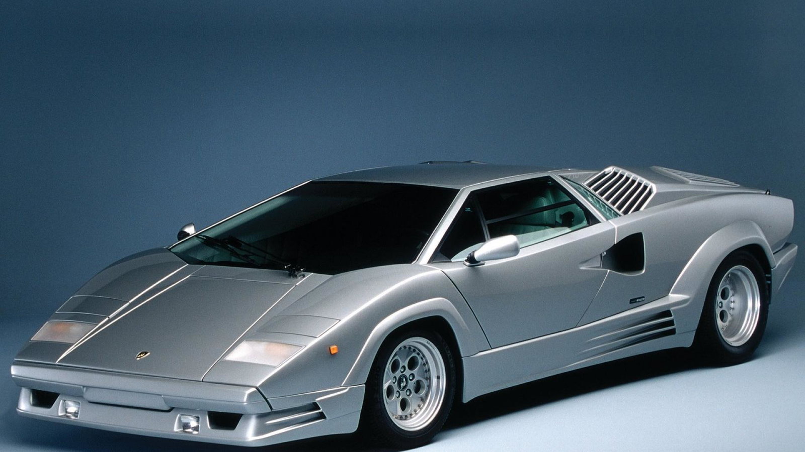 The Countach 25th Anniversary body lines were used as an inspiration for the Design 90