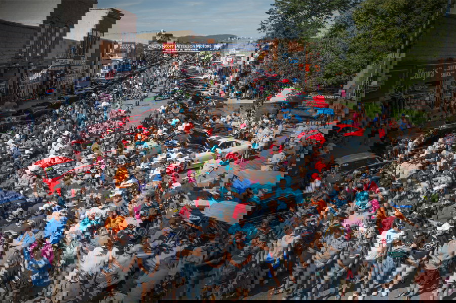 Watch An Alfa Romeo Giulia Quadrifoglio Bang Out A Stunning 7:32 'Ring Lap