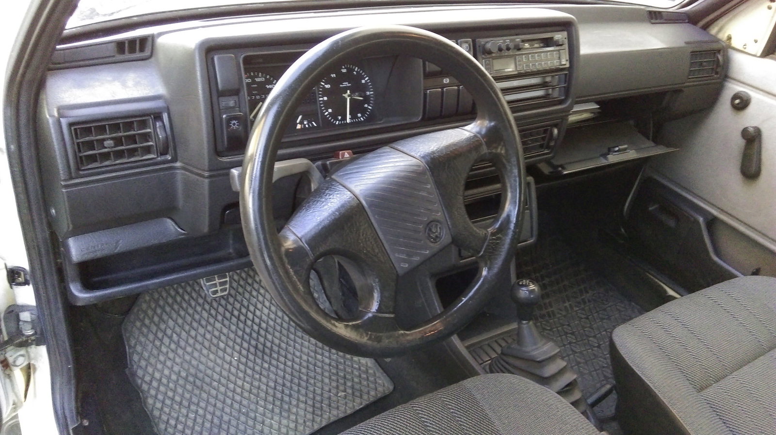 Changed the awful original steering wheel for a GTI one.