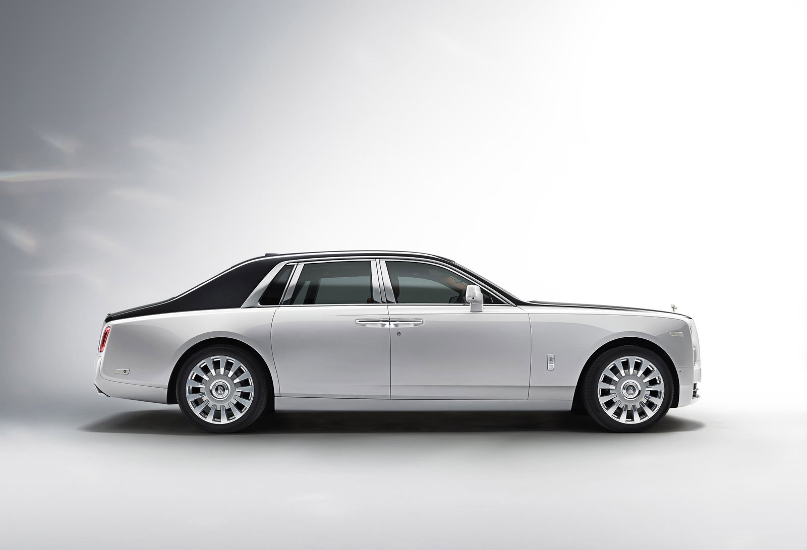 This Is The New Twin-Turbocharged V12 Rolls-Royce Phantom VIII
