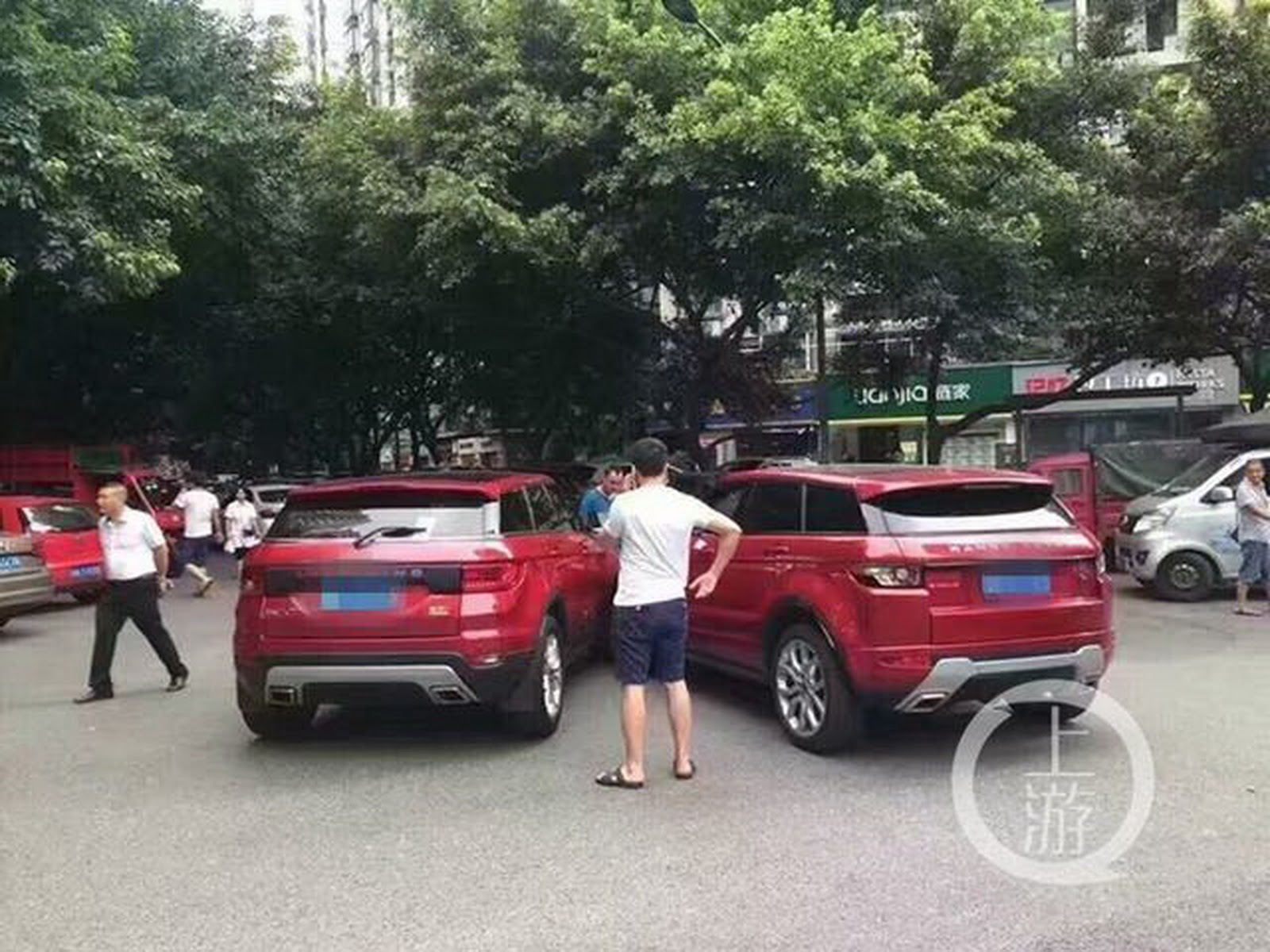 This Chinese Range Rover Evoque Copycat Crashed Embarrassingly Into The Real Thing