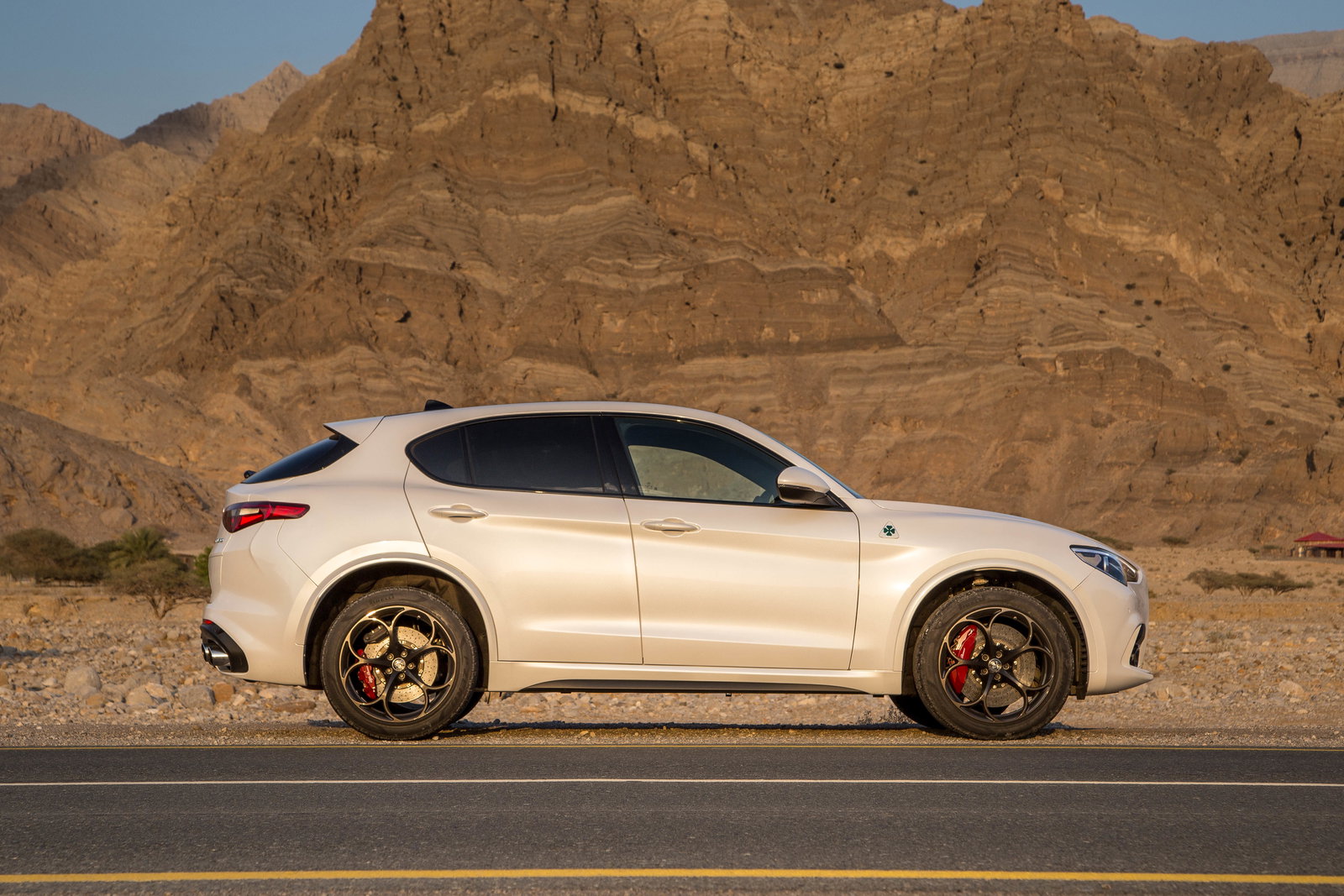The Stelvio Quadrifoglio’s plumper weight figure and higher centre of gravity put it about 20 seconds behind its Giulia relative on the ‘Ring, but on the road it doesn’t feel like much between them
