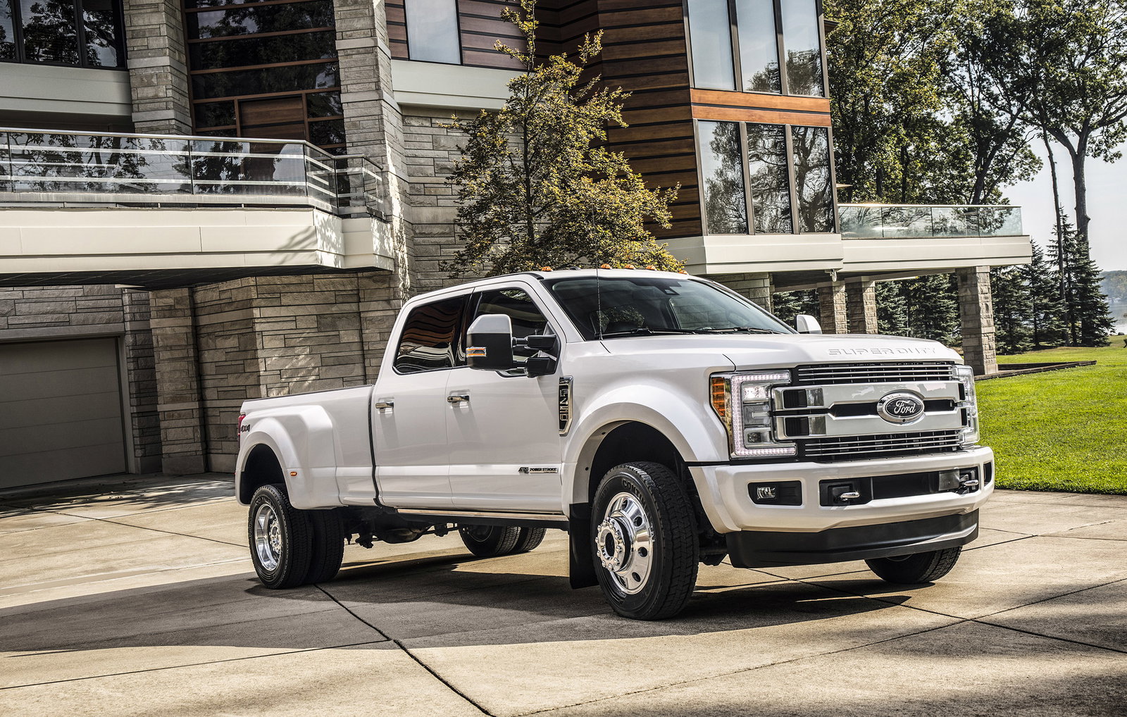 Ford's Mighty New F-450 Super Duty Truck Can Tow Over 15 Tonnes