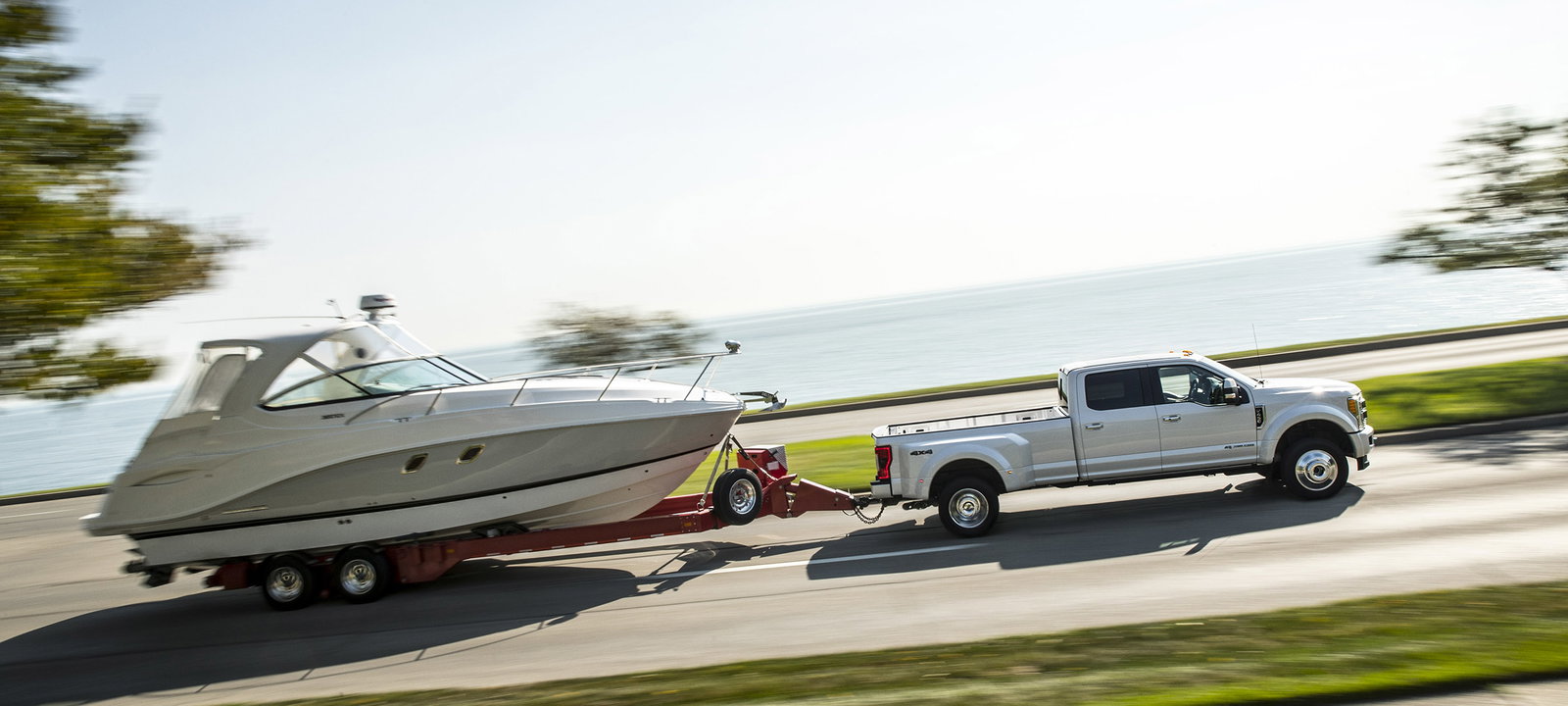 Ford's Mighty New F-450 Super Duty Truck Can Tow Over 15 Tonnes