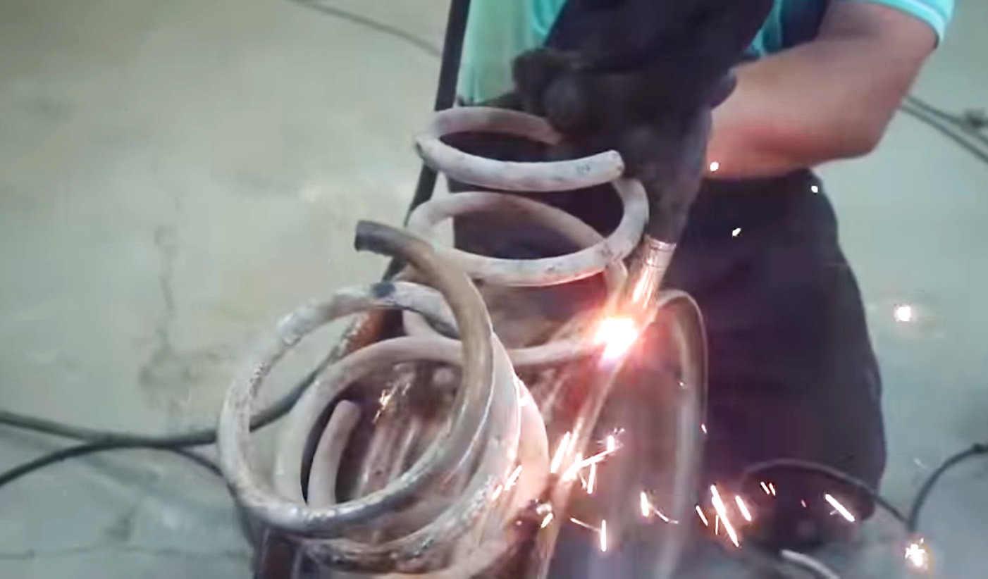 Tyres Made Of Coil Springs Have Created A Bizarre ‘Luxury’ Lada