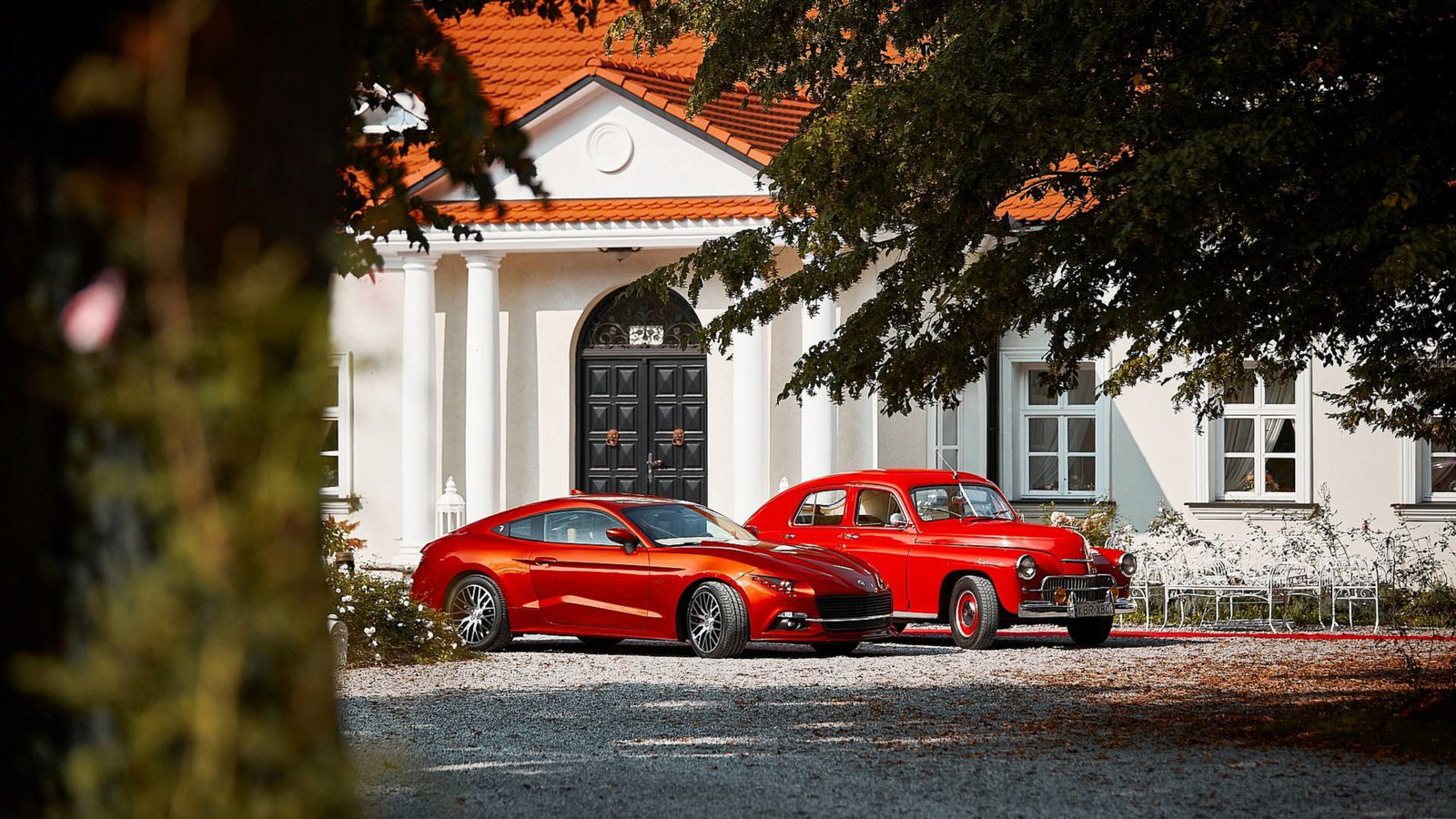 KHM's creation next to the original Warszawa M20