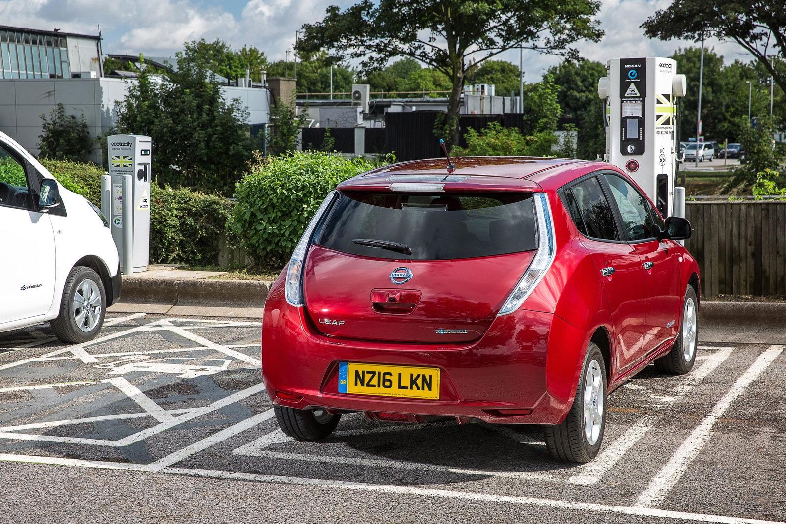 Experts Want Plug-In Hybrids Banned From Public Chargers