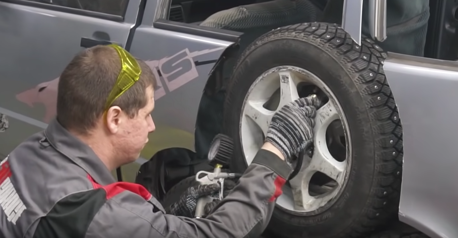 The top wheels are rotated backwards via the movement of the bottom four