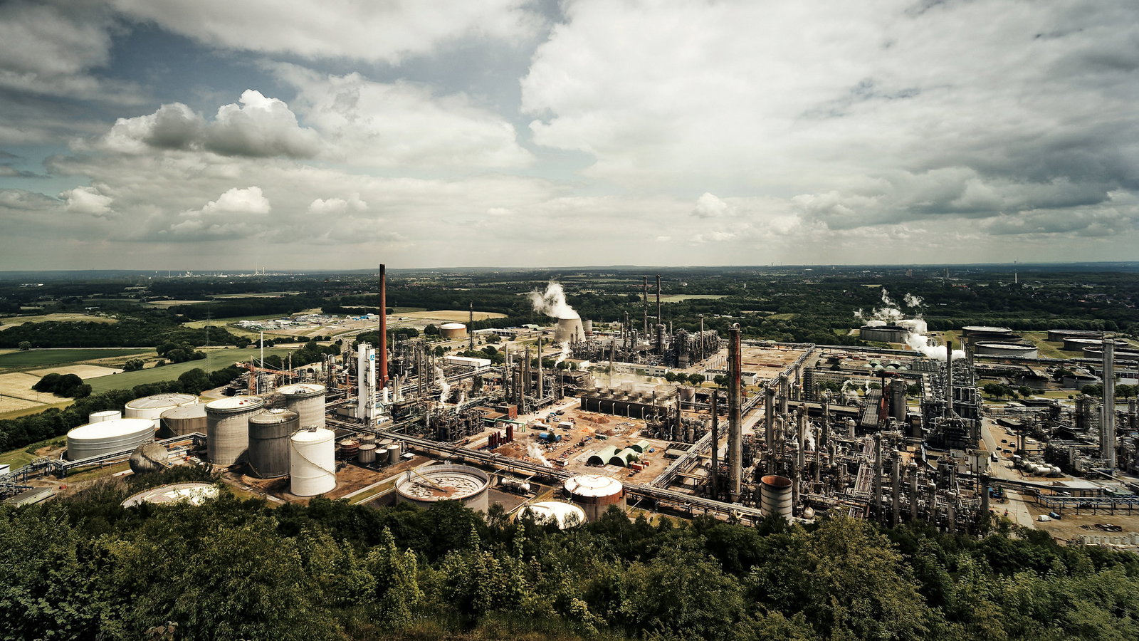 Synthetic Fuels Could Save The ICE And The Planet, Say Oil Refiners