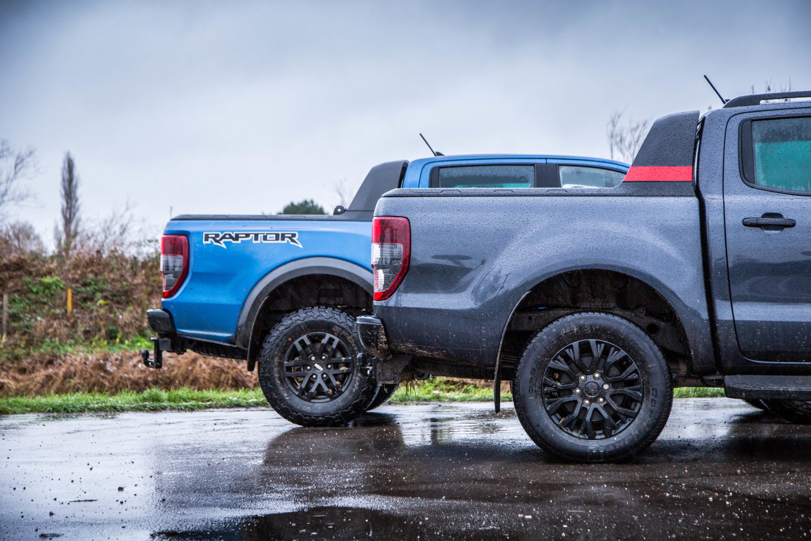 Range Rover Next To A Ranger Raptor 6 Key Differences Between A Normal Ford Ranger And The Raptor | Feature ...