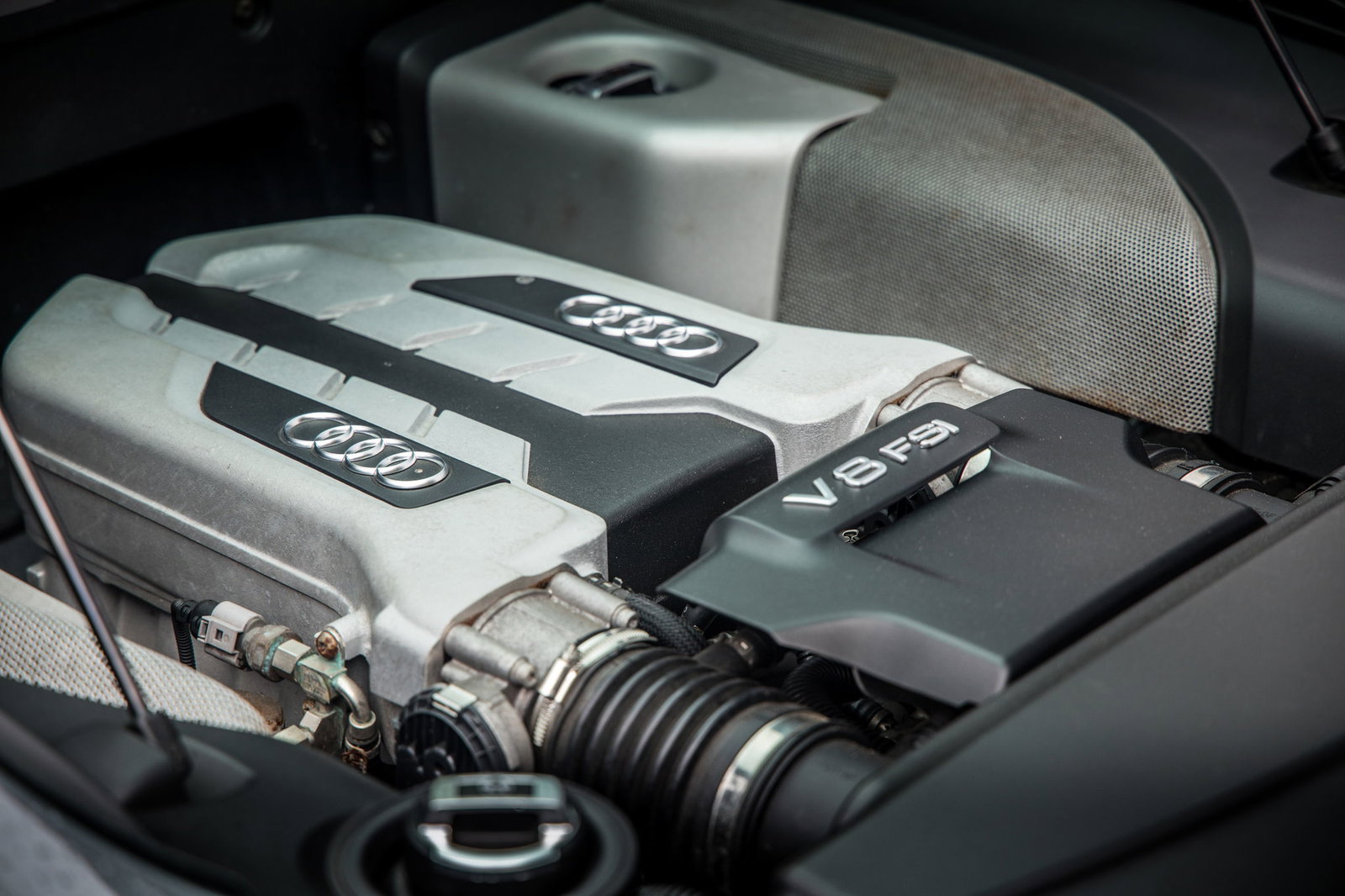A Gated Manual 4.2 Audi R8 Is More Fun Than Any Modern Supercar
