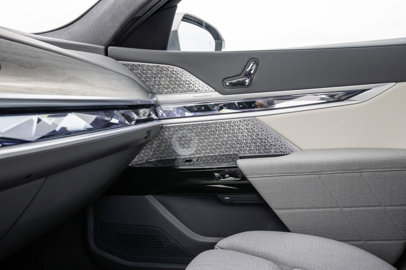 The 7 Best Features Of The New BMW 7 Series